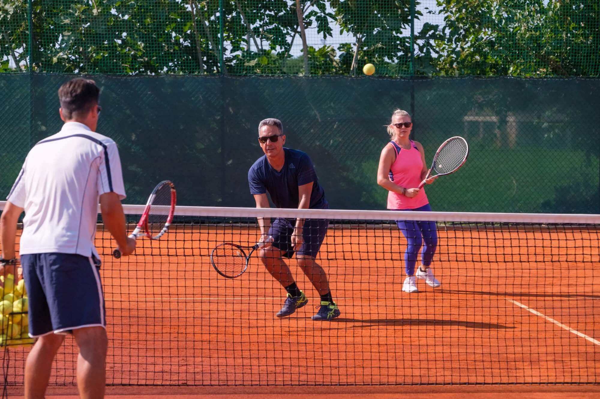 Επισκέπτες του Kalamata Mediterranean Villas παίζουν τένις